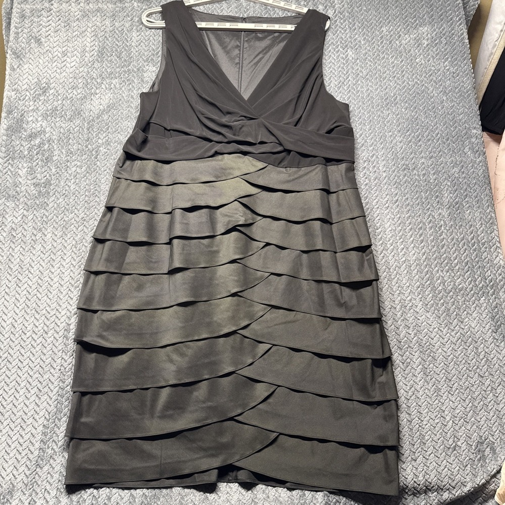 Adrianna Papell Dress Women's 20W Black Tiered Cocktail Sleeveless V-Neck‎